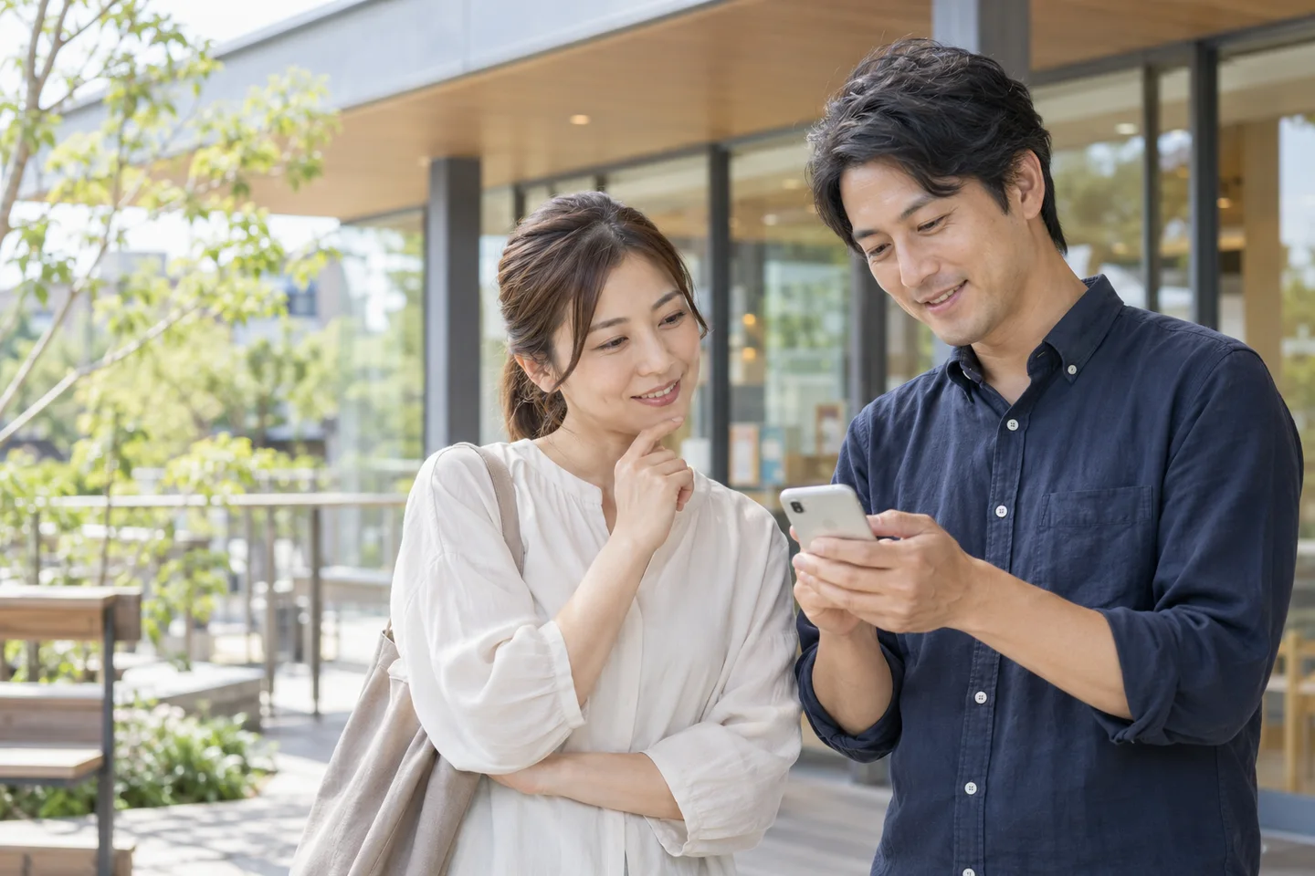 スマートフォンを見ながら活動の予定を相談する大人たちのイメージ